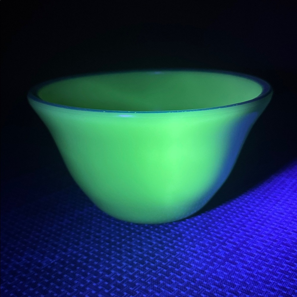 Mckee 7 in Mixing Bowl Custard Glass with blue stripe Strong Glow Rare